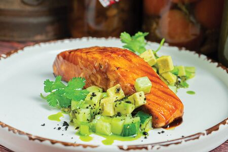 Стейк из лосося с овощами