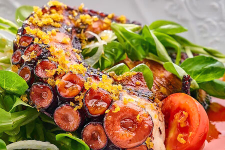 Осьминог с мятым картофелем и соусом ромеско