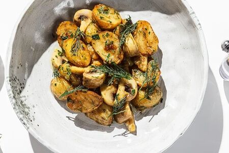 Бейби картофель с белыми грибами