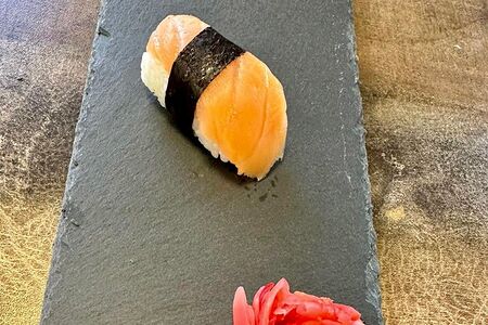 Суши с лососем