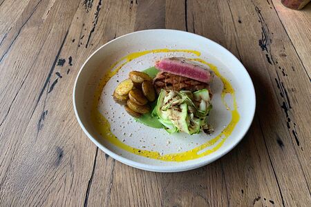 Тунец на гриле с молодым картофелем и кабачками