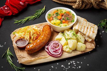 Ланч со свиными колбасками BBQ