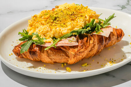 Круассан с мортаделлой, рукколой и скремблом