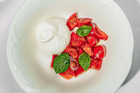 Буррата и спелые томаты