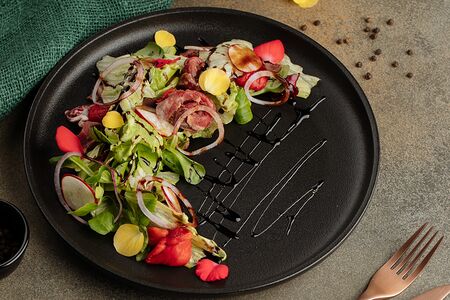 Салат с ростбифом, печеным перцем и кедровым орехом