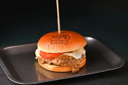 Бургер с мясом с томленых ребер