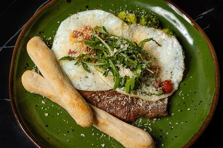 Стейк Бавет с яйцом и брокколи