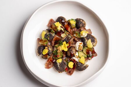 Телячий язык с битым огурцом и пепельным картофелем