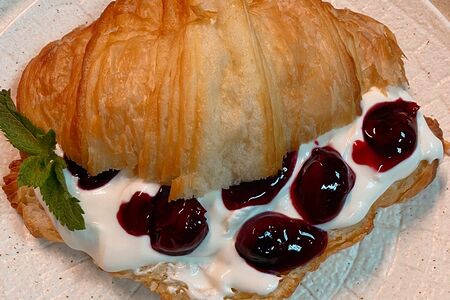 Круассан вишня-маскарпоне