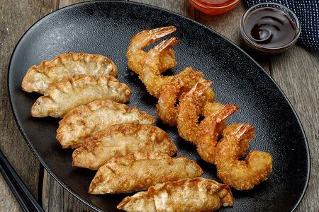 Сет: том там (6 шт.), гёдза с креветками и курицей (6 шт.)