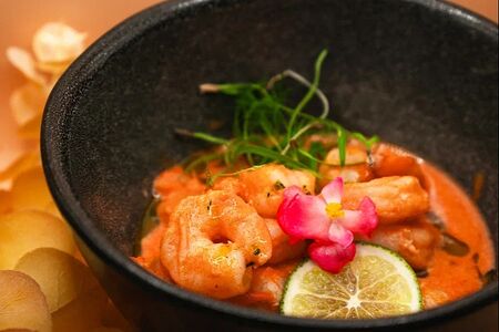 Томлёные креветки в соусе том ям