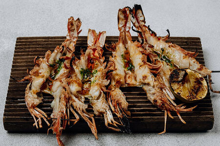 Аргентинские креветки на гриле с имбирным соусом