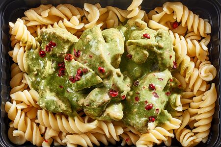 Куриное бедро в шпинатном соусе с копченым сыром и фузилли