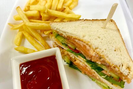 Клаб-сэндвич с лососем, картофелем фри и кетчупом