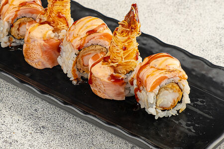 Ролл с креветкой катаифи, лососем и соусом кимчи