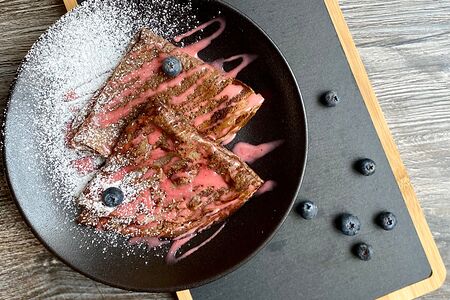 Шоколадные блины с клубничной сгущенкой