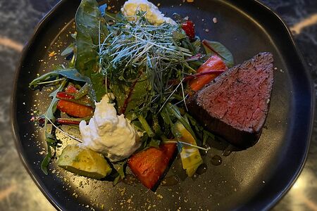 Фирменный стейк салат