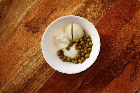 Яйцо с зелёным горошком