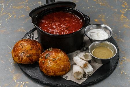 Борщ с пампушками и салом