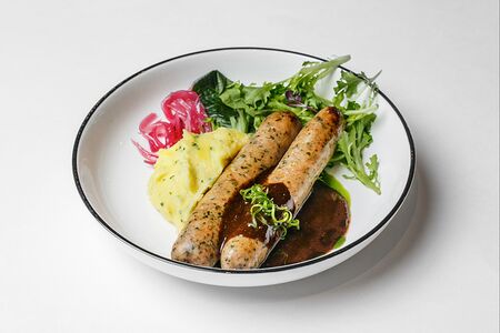 Колбаски из курицы с картофелем и соусом демиглас
