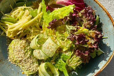 Салат с зеленым яблоком и авокадо