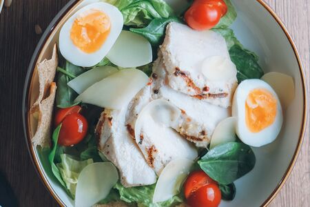 Салат с грудкой цыпленка на гриле