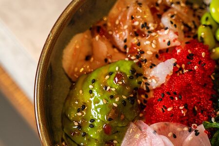 Поке с креветками на рисе