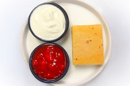 Творожная запеканка с клубничным джемом