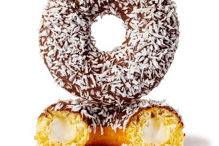 Пончик шоколадный с кокосовой стружкой