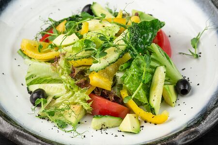 Свежие овощи с авокадо