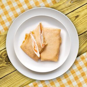 Блин с лососем и мягким сыром