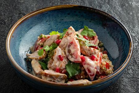 Салат с цыпленком антикуччо, киноа и спелыми томатами