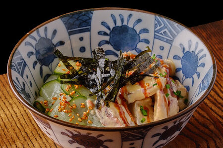 Боул с угрем и маринованным огурцом