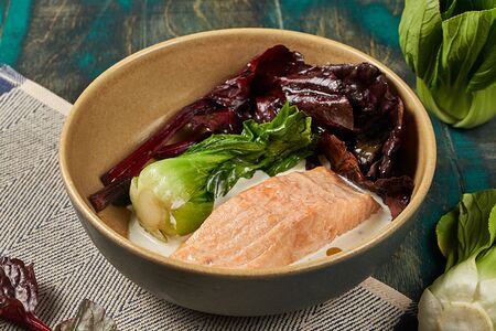 Стейк из лосося с фермерской зеленью