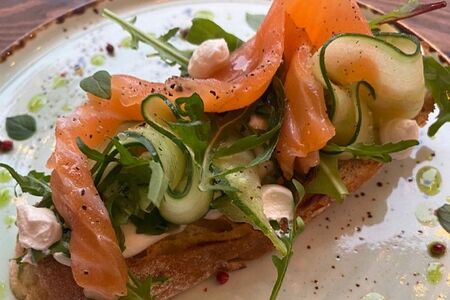 Хрустящая брускетта с творожным сыром и сёмгой