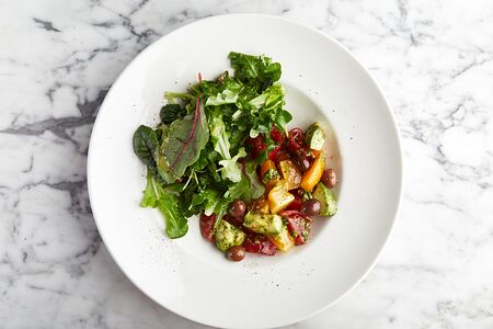 Салат со сладкими томатами, песто и авокадо