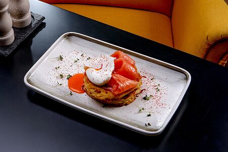 Драники картофельные с яйцом пашот и лососем