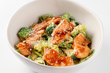 Зеленый салат с лососем и пармезаном