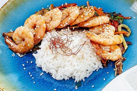 Креветки в соусе терияки с овощами татаки