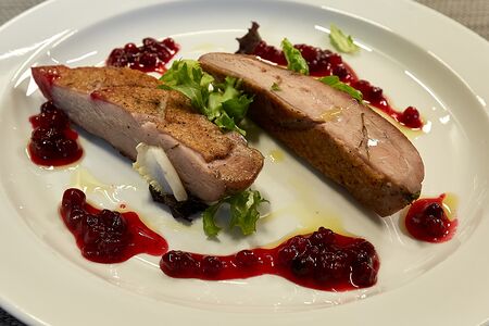Утиная грудка с брусничным соусом