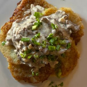 Драники с говядиной и грибным соусом