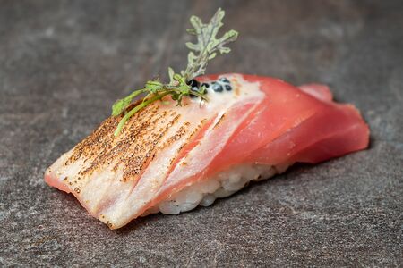 Суши с тунцом