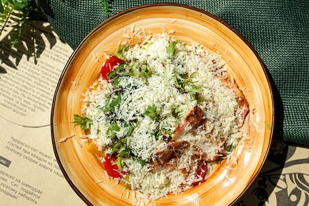 Салат с курицей гриль