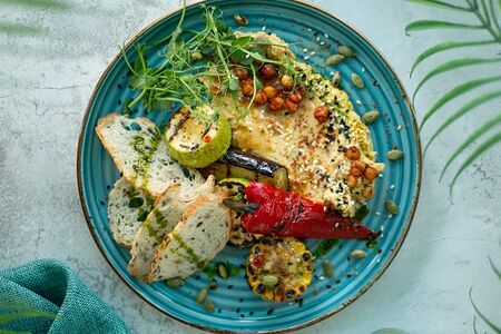 Хумус с оливковым чили и овощами гриль