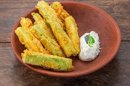 Хрустящий цукини с мятно-йогуртовым соусом