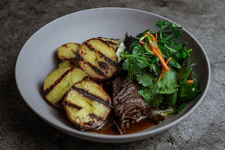 Говяжьи щёки с картофелем-гриль