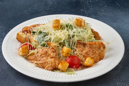 Салат Цезарь с отварной куриной грудкой