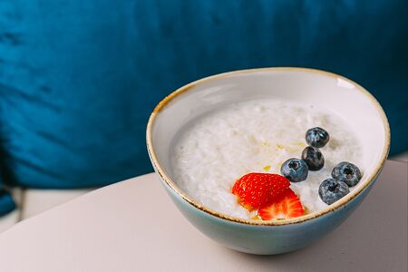 Каша рисовая с карамелизированной клубникой