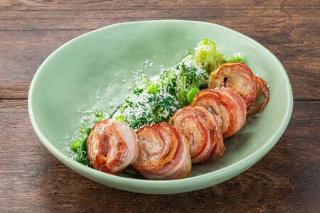 Рулет из цыплёнка в беконе