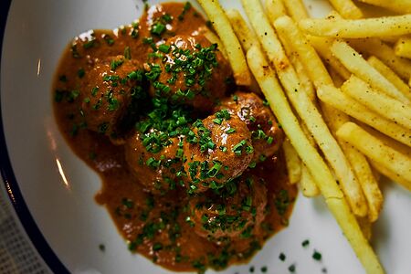 Мясные шарики с картофелем фри